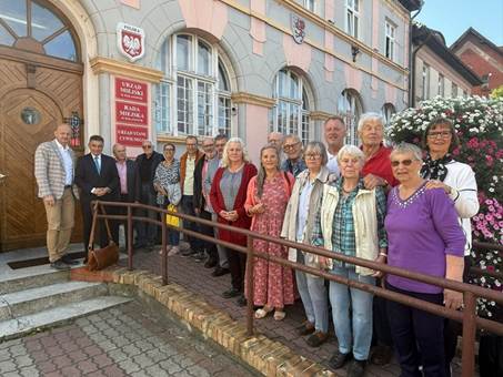 Ein Bild, das Kleidung, Person, Geb�ude, drau�en enth�lt.

KI-generierte Inhalte k�nnen fehlerhaft sein.