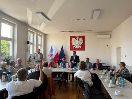 Ein Bild, das Im Haus, Stuhl, Mobiliar, Wand enth�lt.

KI-generierte Inhalte k�nnen fehlerhaft sein.