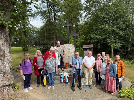 Ein Bild, das Kleidung, drau�en, Person, Gruppe enth�lt.

KI-generierte Inhalte k�nnen fehlerhaft sein.