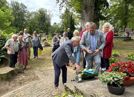 Ein Bild, das drau�en, Kleidung, Person, Baum enth�lt.

KI-generierte Inhalte k�nnen fehlerhaft sein.