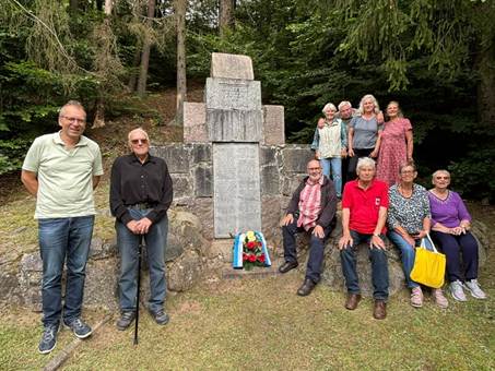 Ein Bild, das Kleidung, drau�en, Person, Schuhwerk enth�lt.