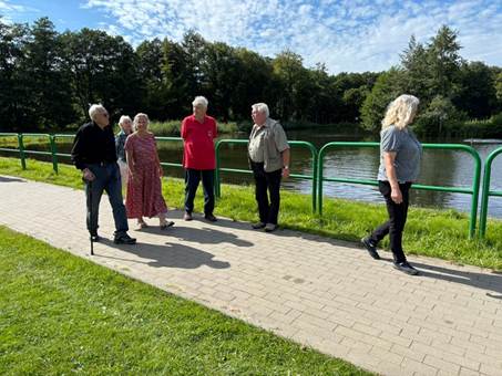 Ein Bild, das drau�en, Schuhwerk, Himmel, Gras enth�lt.

KI-generierte Inhalte k�nnen fehlerhaft sein.