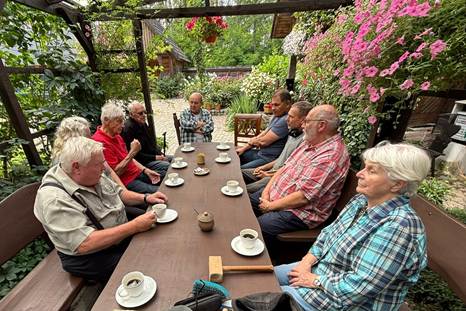 Ein Bild, das Kleidung, Person, Baum, Pflanze enth�lt.

KI-generierte Inhalte k�nnen fehlerhaft sein.