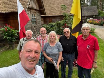 Ein Bild, das Kleidung, Person, Mann, drau�en enth�lt.