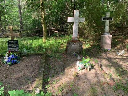 Ein Bild, das Grab, drau�en, Friedhof, Baum enth�lt.