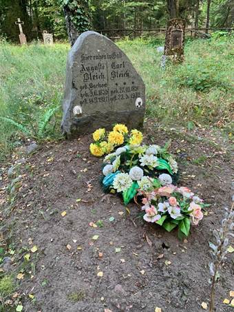 Ein Bild, das Grab, Friedhof, drau�en, Grabstein enth�lt.