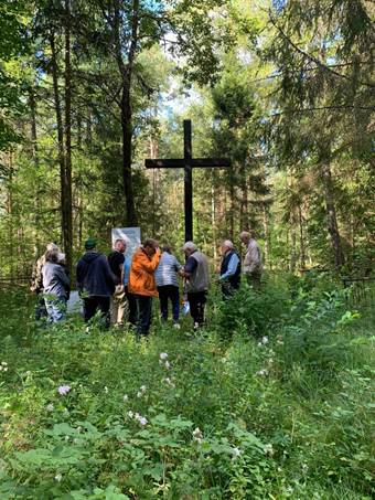 Ein Bild, das drau�en, Gras, Kleidung, Menschen enth�lt.