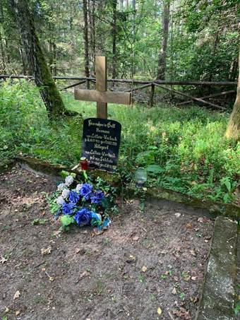 Ein Bild, das drau�en, Baum, Grab, Gras enth�lt.

KI-generierte Inhalte k�nnen fehlerhaft sein.