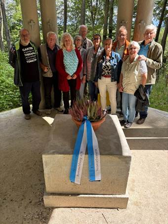 Ein Bild, das Kleidung, Schuhwerk, Person, Frau enth�lt.