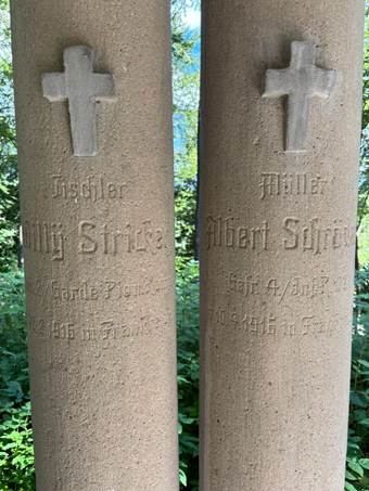 Ein Bild, das drau�en, Grab, Friedhof, Geb�ude enth�lt.