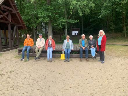 Ein Bild, das drau�en, Kleidung, Gel�nde, Baum enth�lt.