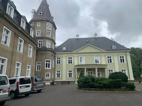 Ein Bild, das drau�en, Geb�ude, Landfahrzeug, Wolke enth�lt.