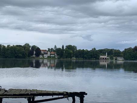 Ein Bild, das Geb�ude, Fenster, drau�en, Glas enth�lt.