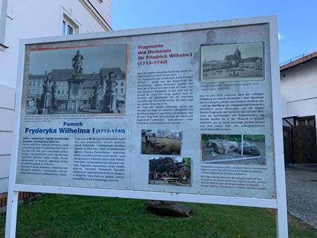 Ein Bild, das Mobiliar, Tisch, Im Haus, Esstisch enth�lt.