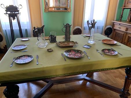 Ein Bild, das Kleidung, Person, Mann, Mobiliar enth�lt.