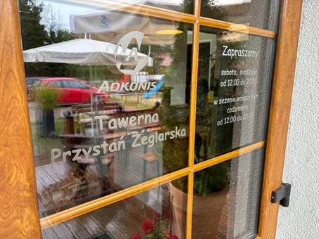 Ein Bild, das Gebude, Fenster, drauen, Glas enthlt.