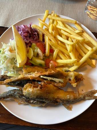 Ein Bild, das Pommes frites, Frittierte Lebensmittel, Essen, Teller enthlt.