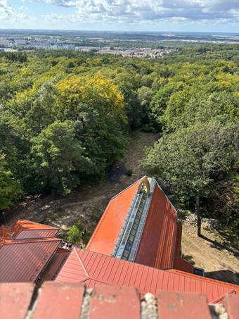 Ein Bild, das drau�en, Himmel, Landfahrzeug, Geb�ude enth�lt.