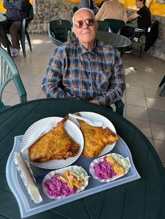 Ein Bild, das Essen, Kleidung, Fastfood, Person enthlt.