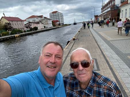 Ein Bild, das drau�en, Person, Kleidung, Wasser enth�lt.