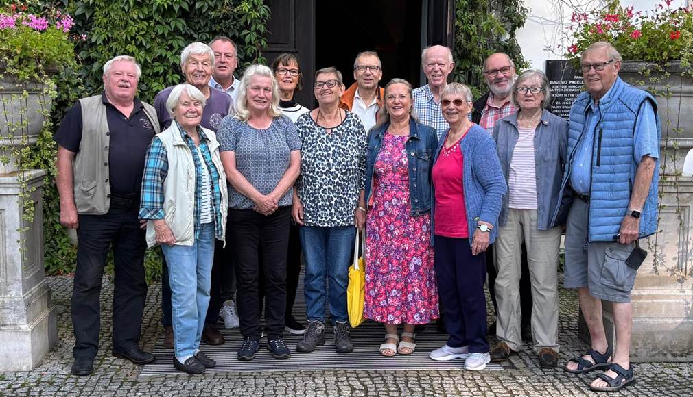 Ein Bild, das drau�en, Baum, Grab, Pflanze enth�lt.

KI-generierte Inhalte k�nnen fehlerhaft sein.