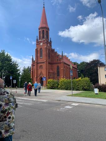 Ein Bild, das Kleidung, Person, Mann, drau�en enth�lt.