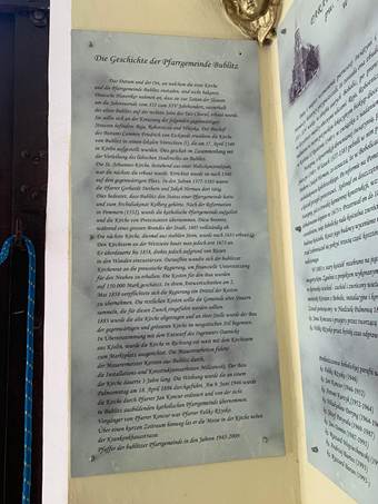 Ein Bild, das Kleidung, Person, Wand, Menschliches Gesicht enth�lt.

KI-generierte Inhalte k�nnen fehlerhaft sein.