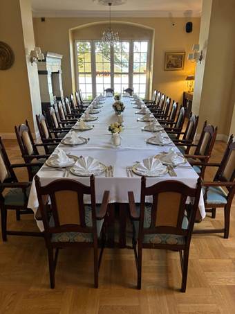 Ein Bild, das Kleidung, Menschliches Gesicht, Person, Geschirr enth�lt.